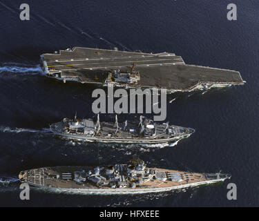 Une antenne vue tribord de la flotte oiler USNS KAWISHIWI (T-AO 146), centre, le cuirassé USS Missouri (BB 63), bas, et le porte-avions USS Kitty Hawk (CV 63), participant à une opération de reconstitution en cours. Kawishiwi-146 USS (AO) ravitaille USS Kitty Hawk (CV-63) et USS Missouri (BB-63) en 25 juillet 1986 Banque D'Images