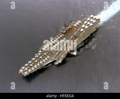 Une antenne bâbord vue sur le porte-avions USS CONSTELLATION (CV-64) à titre de membres d'équipage forment le 'E' de la bataille pour l'excellence dans la cabine de pilotage du navire. USS Constellation (CV-64) bataille aérienne E Banque D'Images