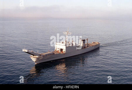Le navire de débarquement de chars USS Bristol County (LST-1198) est en route au large du sud de la Californie, démontrant des capacités de transport amphibie pour le personnel, les véhicules et l'équipement dans les opérations côtières. Banque D'Images