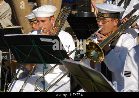 061020-N-7498G-077 San Diego (oct. 20, 2006) - Les musiciens de la Marine américaine à partir de la bande de la marine sud-ouest, le long avec des marins à partir de la République de Corée (ROK) marine band, effectuer pour le grand public. Les marins de la République de Corée (ROK) des navires de la marine canadienne Dae Jo Yeong (DDH 977) et Dae Cheong (AOE) 58, avec bande marine sud-ouest a effectué une variété de musique et des arts à l'Seaport Village, le centre-ville. Le ROK Navy est arrivé le 17 octobre, afin d'accroître la compréhension et la sensibilisation des partenaires américains et alliés pour promouvoir la bonne volonté et la coopération entre les deux marines. U.S. Navy photo by Mass Communication Sp Banque D'Images