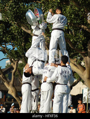 061020-N-7498G-373 San Diego (oct. 20, 2006) - Les artistes martiaux de République de Corée (ROK) Naval Academy démontrer leurs compétences de Tae Kwon Do pour le grand public. Les marins de la ROK Navy ships Dae Jo Yeong (DDH 977) et Dae Cheong (AOE) 58, avec bande marine sud-ouest a effectué une variété de musique et des arts à l'Seaport Village, le centre-ville. Le ROK Navy est arrivé le 17 octobre, afin d'accroître la compréhension et la sensibilisation des partenaires américains et alliés pour promouvoir la bonne volonté et la coopération entre les deux marines. U.S. Navy photo by Mass Communication Specialist 3rd Class Mark G. logique (REL Banque D'Images