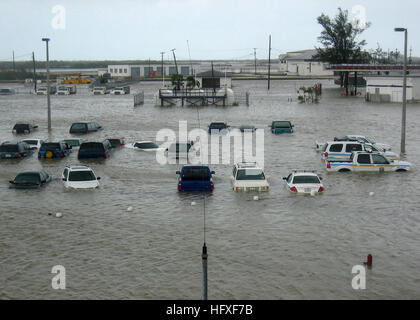 051024-N-7664R-001 Key West, Floride (oct. 24, 2005) - Un parking à bord de la base aéronavale de Key West, en Floride, est inondé après avoir été frappé par l'ouragan Wilma. À 6:30 pm HAE, l'ouragan Wilma a frappé très près du cap romain, en Floride comme un ouragan de catégorie 3. Photo de la Marine américaine par le lieutenant Cmdr. Brian Riley (libéré) US Navy 051024-N-7664R-001 à bord d'un terrain de stationnement Naval Air Station de Key West, en Floride, est inondé après avoir été frappé par l'Ouragan Wilma Banque D'Images