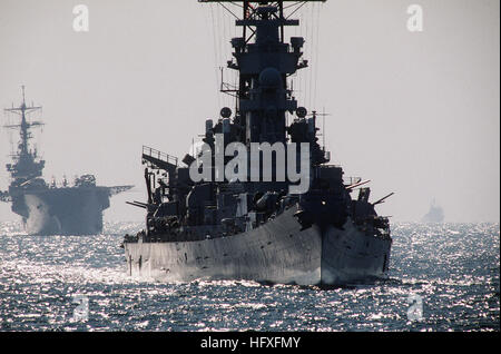 Un avant tribord vue sur le navire de guerre USS Wisconsin (BB-64), suivi par le navire d'assaut amphibie USS TRIPOLI (LPH-10) comme les deux navires patrouille comme partie d'une force multinationale stationnée dans la région de protéger l'expédition au cours de la guerre entre l'Iran et l'Iraq. USS Wisconsin à l'opération seront sérieusement DN-ST-93-00917 Banque D'Images