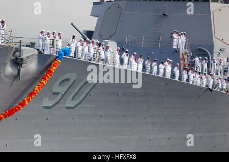 051109-N-8157C-108 Pearl Harbor, Hawaï (nov. 9, 2005) - Les Marins homme les rails à bord du destroyer lance-missiles USS Chafee (DDG 90) alors qu'elle retourne à la station navale de Pearl Harbor, Hawaii. Chafee retourne à Pearl Harbor après un déploiement programmé régulièrement dans le cadre du Groupe aéronaval Nimitz en soutien de la guerre globale contre le terrorisme. U.S. Navy photo by Photographer's Mate 2e classe Dennis C. Cantrell (libéré) US Navy 051109-N-8157C-108 homme marins les rails à bord du destroyer lance-missiles USS Chafee (DDG 90) Banque D'Images