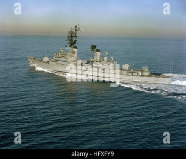 Un port de l'antenne quart vue du destroyer lance-missiles USS TOWERS (DDG 9) en cours au large de la côte de San Diego USS Towers (DDG-9) Jan 1968 Banque D'Images