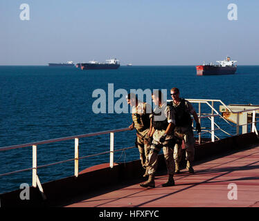 051111-N-8163B-012 Golfe Persique (nov. 11, 2005) - Garde côtière des États-Unis et de l'Irak conduite Marines Visite, Conseil, perquisition et saisie (VBSS) opérations de formation à bord de l'Al Basrah Oil Terminal (ABOT) dans le golfe Persique. Les forces de la Coalition ont été la formation du personnel iraquien dans la protection de la force et de la recherche et les opérations de saisie visant à livrer les deux terminaux pétroliers dans la région de l'Iraq. U.S. Navy photo by Photographer's Mate Airman Eben Boothby (1992) US Navy 051111-N-8163B-012 Garde côtière des États-Unis et de l'Irak conduite Marines Visite, Conseil, perquisition et saisie (VBSS) opérations de formation à bord e Banque D'Images