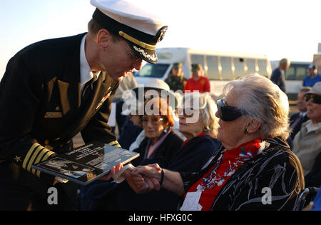 051111-N-5060B-131 San Diego (nov. 11, 2005) - Commandant, USS Ronald Reagan (CVN 76), le capitaine James Symonds, présente Sybil Stockdale, veuve de SMA à la retraite. James Stockdale, avec un placard avec la grave memorial la fin de l'image de l'amiral au cours de la journée sur le Mont Soledad à San Diego, Californie Stockdale était un ancien aviateur naval, prisonnier de guerre du Vietnam, pilote d'essai, universitaires et Médaille de l'honneur du récipiendaire qui passent le 5 juillet, à l'âge de 81 ans. U.S. Navy photo by Photographer's Mate 3 classe Christopher Brown (libéré) US Navy 051111-N-5060B-131 Commandant, USS Banque D'Images