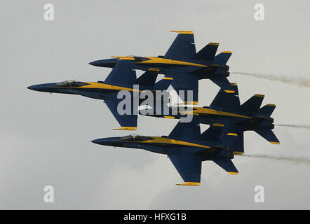 051112-N-4204E-180 Pensacola, Floride (nov. 12, 2005) - L'équipe de démonstration de vol de la Marine américaine, le 'Blue Angels' Formation Diamant effectue au cours de l'Ange Bleu 2005 Homecoming show. Le Blue Angels fly le F/A-18A Hornet, effectuant environ 30 manoeuvres lors la démonstration aérienne de plus d'une heure. Le homecoming air show signifie la performance finale de la saison pour le "Blue Angels", qui a lieu à leur port d'attache du Naval Air Station Pensacola, Floride U.S. Navy photo by Photographer's Mate 2e classe Mark A. Ebert (libéré) US Navy 051112-N-4204E-180 Le vol de la Marine américaine Banque D'Images