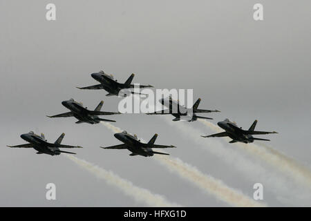 051112-N-4204E-294 Pensacola, Floride (nov. 12, 2005) - L'équipe de démonstration de vol de la Marine américaine, le 'Blue Angels' delta formation effectue au cours de l'Ange Bleu 2005 Homecoming show. Le Blue Angels fly le F/A-18A Hornet, effectuant environ 30 manoeuvres lors la démonstration aérienne de plus d'une heure. Le homecoming air show signifie la performance finale de la saison pour le "Blue Angels", qui a lieu à leur port d'attache du Naval Air Station Pensacola, Floride U.S. Navy photo by Photographer's Mate 2e classe Mark A. Ebert (libéré) US Navy 051112-N-4204E-294 de la marine américaine de vol Banque D'Images