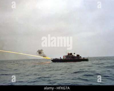 Un marine américain lance-flammes ZIPPO test est tiré par un bateau de patrouille. Bateau de patrouille de la marine américaine avec lance-flammes 1969 Banque D'Images