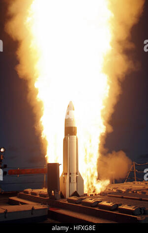 051117-O-xxxxx-003 Océan Pacifique (nov. 17, 2005) - un missile Standard SM-3 (trois) est lancé à partir du système de lancement vertical (VLS) à bord du croiseur Aegis sur Pearl Harbor USS Lake Erie (CG 70), durant une mission conjointe de l'Agence de défense antimissile, U.S. Navy ballistic missile flight test. Quelques minutes plus tard, le SM-3 ont intercepté un séparant menace balistique cible, lancé sous forme de tir de missiles du Pacifique, l'Aboiement Sands, Kauai, Hawaii. Le test a été la sixième intercepter, dans sept essais en vol, par l'égide de la défense antimissile balistique, la composante maritime de la 'frapper pour tuer des missiles balistiques. Banque D'Images