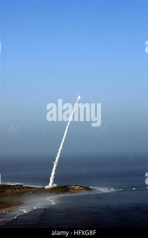 051117-O-xxxxx-002 Barking Sands, Kauai, Hawaii - (nov. 17, 2005) - une moyenne cible de séparation est considérée de missiles secondes après le décollage de l'installation de tir de missiles du Pacifique, aboiements Sands, Kauai, Hawaii. Six minutes plus tard, la cible a été intercepté par une affectation de missile Standard SM-3 (trois) a lancé à partir de la base de Pearl Harbor égide croiseur lance-missiles USS Lake Erie (CG 70). Le test a été la sixième intercepter, dans sept essais en vol, par l'égide de la défense antimissile balistique, la composante maritime de la "hit to kill" Système de défense antimissile balistique, en cours d'élaboration par le missile Banque D'Images