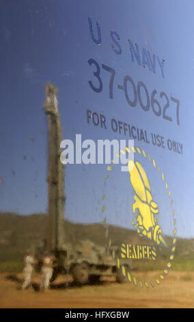 Un camion porte avec le logo du Seabee reflète Maître de 2e classe Joseph McCarthy et maître de 1re classe Ryan Barker la préparation de l'appareil de forage et à un camp américain à Harar, en Ethiopie, le 21 novembre, 2005. Les marins de la Marine Bataillon de construction mobile de 3 Wanimi. veau, Port, ont creusé trois puits et s'apprêtent à forer plusieurs puits de pompes à main, qui sera utilisé pour fournir des milliers d'Éthiopiens et de leur bétail avec de l'eau potable. Les soldats de la 1-294ème Division d'infanterie, la Compagnie Bravo, Guam, assurent la protection des forces au camp et l'emplacement des puits, de sorte que les Seabees peuvent mieux conc Banque D'Images