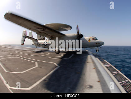 061122-N-9946J-002 de la mer d'Oman (nov. 22, 2006) - Un E-2C Hawkeye affecté à l 'opérateur' Tigertails d'Escadron aéroporté de détection lointaine de l'un deux cinq (VFF-125) lance à partir du poste de pilotage de la classe Nimitz porte-avions USS Dwight D. Eisenhower (CVN 69). Eisenhower et entrepris Carrier Air Wing 7 (CVW-7) sont sur un modèle de déploiement à l'appui d'opérations de sécurité maritime. U.S. Navy photo by Mass Communication Specialist 3e classe Jason Johnston (libéré) US Navy 061122-N-9946J-002 UN E-2C Hawkeye affectés à la Banque D'Images