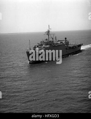 Un port bow view de la transport amphibie USS Raleigh dock (LPD-1) en cours. LPD-1 USS Raleigh Banque D'Images