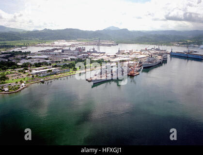 Une vue aérienne du cuirassé USS NEW JERSEY (BB-62), à gauche, et la lumière de la porte-avions HMS Ark Royal (R-07) lié à l'Alava Pier. USS New Jersey (BB-62) et le HMS Ark Royal (R07) à NS Subic Bay Banque D'Images