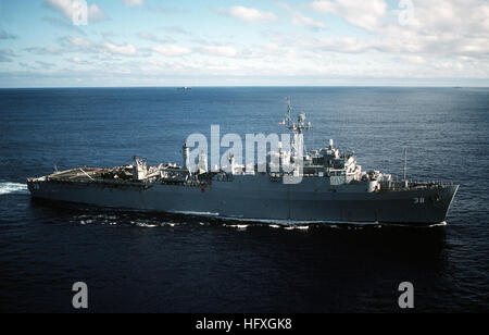 Une vue du quai tribord navire de débarquement USS PENSACOLA (LSD-38) en cours avec le porte-avions USS John F. Kennedy (CV-67). Le navire, qui faisait partie du groupe 24.4, était dans un 18-formation navire qui était en transit du nord de l'océan Atlantique à la mer Méditerranée. USS Pensacola (LSD-38) qui transitent par l'Océan Atlantique le 12 août 1988 Banque D'Images