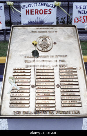 Une rose jaune se trouve au sommet d'une plaque commémorative en l'honneur des 37 membres d'équipage de la frégate lance-missiles USS STARK (FFG 31) qui ont été tués dans l'explosion et les incendies causés par les Iraquiens de remorquage a lancé des missiles anti-navires Exocet qui a frappé le navire dans la nuit du 17 mai 1987, alors que le Stark était en patrouille dans le golfe Persique. USS Stark (FFG-31) memorial à Mayport Banque D'Images