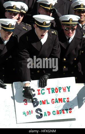 051203-N-0295M-005 Philadelphie, Pennsylvanie (déc. 3, 2005) - U.S. Naval Academy aspirants de point-out victoires passées pour l'équipe de la marine comme l'Armée de l'ouest du pont Cadets mars hors du terrain au cours de cérémonies d'inauguration de la 106e à l'affiche de l'Armée Marine vs match de football, qui a eu lieu pour la troisième année consécutive au Lincoln Financial Field. La Marine canadienne a défait les chevaliers noirs de l'Armée de 42-23. Les médiums ont maintenant remporté les quatre dernières batailles Army-Navy portant la série de tous les temps à 50-49-7. La Marine (7-4) a accepté une invitation à jouer dans le poinsettia Bowl de San Diego le 22 décembre. U.S. Navy photo de photographe Banque D'Images