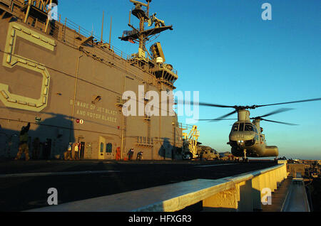 051203-N-9866B-328 de l'océan Pacifique (déc. 3, 2005) - Un maître de Manœuvre Aviation dirige un CH-46E Sea Knight helicopter, affecté à l''mer' Elks de milieu marin Escadron d'un Six Six (HMM-166), qu'il atterrit sur le pont du navire d'assaut amphibie USS Peleliu (LHA 5). Peleliu et SEG-3 sont en cours au large de la côte sud de la Californie l'exercice d'entraînement de l'unité composite (COMPTUEX) en préparation pour un prochain déploiement prévu. Photo de la Marine américaine par le journaliste 2e classe Zack Baddorf (libéré) US Navy 051203-N-9866B-328 de l'aviation un maître de Manœuvre dirige un CH-46 Banque D'Images