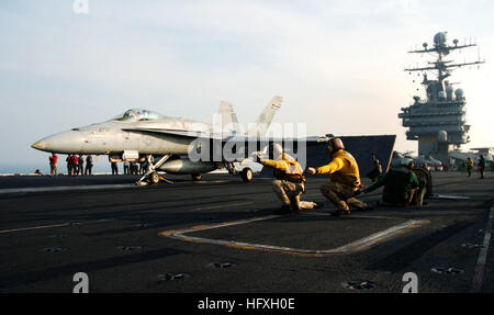 051207-N-9362D-021 Golfe Persique (déc. 7, 2005) - tir catapulte pour lancer un signal F/A-18C Hornet, affecté à la 'Golden Warriors' de Strike Fighter Squadron Huit sept (VFA-87), au poste de pilotage de la classe Nimitz porte-avions USS Theodore Roosevelt (CVN 71). Roosevelt et entrepris Carrier Air Wing 8 (CVW-8) sont actuellement en cours de déploiement sur une conduite d'opérations de sécurité maritime. U.S. Navy photo by Photographer's Mate 3 Classe Randall Damm (libéré) US Navy 051207-N-9362D-021 tireurs catapulte pour lancer un signal F-A-18C Hornet, affectés à la Banque D'Images