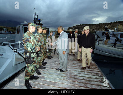 051210-N-0780F-008 Baie de Souda, en Crète, Grèce (déc. 10, 2005) - Secrétaire adjoint de la Marine pour les installations et l'environnement, l'Honorable B. J. Penn, parle au port du personnel de sécurité pour les remercier de leur service au pays. Penn, accompagné par le commandant de la région Europe de la Marine, arrière Adm. Noel Preston, était en visite à Souda Bay ne sont qu'une partie de ses bases européennes d'orientation. U.S. Navy photo par M. Paul Farley (publié) US Navy 051210-N-0780F-008 Sous-secrétaire de la Marine pour les installations et l'environnement, l'Honorable B. J. Penn, parle au port du personnel de sécurité pour les remercier Banque D'Images