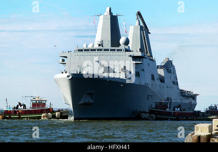 051212-N-2736O-058 Norfolk, Va. (déc. 12, 2005) - Les Marins homme les rails du transport amphibie USS San Antonio dock (LPD 17) qu'elle arrive à son nouveau port d'attache de Naval Station Norfolk. San Antonio est le premier navire de la marine transport amphibie la plus récente classe de navires à quai. Il est prévu de rester à la Naval Station Norfolk pour les vacances et ensuite naviguer à Ingleside, Texas pour sa cérémonie de mise en service, 14 janvier 2006. Photo de la Marine américaine par le journaliste Seaman Apprentice Charles A. Ordoqui (libéré) US Navy 051212-N-2736O-058 homme marins les rails du quai de transport amphibie USS San A Banque D'Images