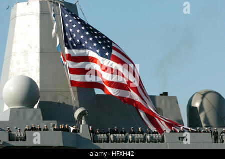 051212-N-8907D-013 Norfolk, Va. (déc. 12, 2005) - Les Marins homme les rails du transport amphibie USS San Antonio dock (LPD 17) qu'elle arrive à son nouveau port d'attache de Naval Station Norfolk. San Antonio est le premier navire de la marine transport amphibie la plus récente classe de navires à quai. Il est prévu de rester à la Naval Station Norfolk pour les vacances et ensuite naviguer à Ingleside, Texas pour sa cérémonie de mise en service, 14 janvier 2006. U.S. Navy photo by Photographer's Mate Airman Recruter David B. Danals (libéré) US Navy 051212-N-8907D-013 homme marins les rails du transport amphibie USS dock Sa Banque D'Images