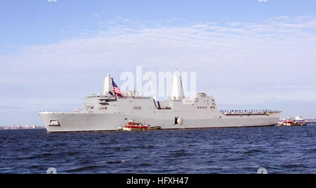 051212-N-6639M-001 Norfolk, Va. (déc. 12, 2005) - La Marine de nouvelle classe de navire amphibie USS San Antonio (LPD 17) arrive à son nouveau port d'attache de Naval Station Norfolk. San Antonio est le premier navire de la nouvelle station d'NavyÕs transport amphibie de classe de navires. Il est prévu de rester à la Naval Station Norfolk pour les vacances et ensuite naviguer à Ingleside, Texas pour sa cérémonie de mise en service, 14 janvier 2006. U.S. Navy photo by Photographer's Mate Laura 3e classe A. Moore (libéré) US Navy 051212-N-6639M-001 de la Marine La nouvelle classe de navire amphibie USS San Antonio (LPD 17) arrive à sa nouvelle Banque D'Images