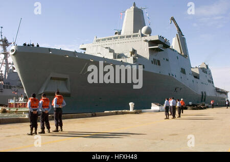 051212-N-6639M-003 Norfolk, Va. (déc. 12, 2005) - Ligne handlers tolérer que la Marine de nouvelle classe de navire amphibie USS San Antonio (LPD 17) tire à côté de la jetée de son nouveau port d'attache de Naval Station Norfolk. San Antonio est le premier navire de la nouvelle station d'NavyÕs transport amphibie de classe de navires. Il est prévu de rester à la Naval Station Norfolk pour les vacances et ensuite naviguer à Ingleside, Texas pour sa cérémonie de mise en service, 14 janvier 2006. U.S. Navy photo by Photographer's Mate Laura 3e classe A. Moore (libéré) US Navy 051212-N-6639M-003 Line handlers tolérer que la Marine, cl Banque D'Images