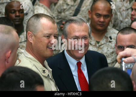 051223-N-8084B-067 Camp Fallujah, Iraq (déc. 23, 2005) Ð le secrétaire à la défense Donald Rumsfield accueille et prend des photos avec U.S. Navy Seabees affecté à la 30e Régiment de construction navale. Rumsfeld a pris la parole lors d'une réunion spéciale ÒTown HallÓ remercie le service déployé les membres de leur service au cours de cette saison de vacances. U.S. Navy photo by Yeoman 2e classe Scott R. Beutler (libéré) US Navy 051223-N-8084B-067 le secrétaire à la défense Donald Rumsfeld et prend des photos avec accueille U.S. Navy Seabees Banque D'Images