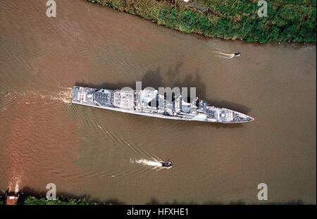 Une vue de dessus de la croiseur lance-missiles USS CHANCELLORSVILLE (CG-62), escorté par deux bateaux de patrouille, en passant par la coupe pendant son transit Galliard du Canal de Panama. USS Chancellorsville (CG-62) dans le canal de Panama's Galliard Cut Banque D'Images