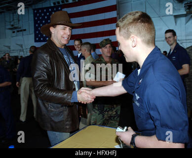 051229-N-6484E-016 Golfe Persique (déc. 29, 2005) - Country Music Singer Michael Peterson, serre la main avec un membre d'équipage à bord du porte-avions de classe Nimitz USS Theodore Roosevelt (CVN 71) dans le cadre d'une tournée avec la permission de l'Organisation du Service (USO). Le porte-avions nucléaire et entrepris l'Escadre aérienne de transporteur 8 (CVW-8) sont en cours de déploiement sur une conduite d'opérations de sécurité maritime. U.S. Navy photo by Photographer's Mate Airman Stephen Début (libéré) US Navy 051229-N-6484E-016 né Michael Peterson, serre la main avec un membre d'équipage Banque D'Images