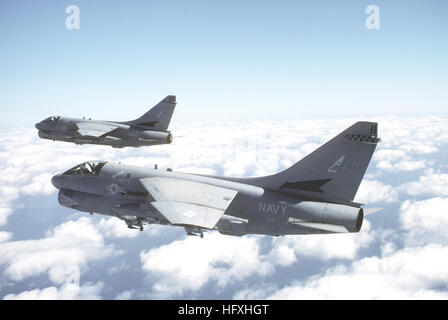 D'un avion à la vue du côté gauche de l'Attack Squadron 72 (VA-72) A-7E Corsair II aéronefs. L'aéronef, stationnés à bord du porte-avions USS John F. Kennedy (CV-67), sont en survolant la côte atlantique tout en prenant part à l'exercice '90 Ex la flotte. Date exacte inconnue Shot Vol Vought Corsair II Banque D'Images