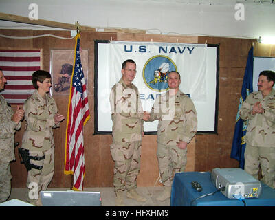 060102-N-8690B-668 Camp Falloujah, en Irak (janv. 2, 2006) - Chef des opérations navales (ONC), Adm. Mike Mullen félicite Builder 1re classe Owen McCurley affecté à la 30e Régiment de la construction navale (RCN) (FWD) reenlisting après lui. La 30e RCN (FWD) est actuellement déployé en Irak pour soutenir la guerre globale contre le terrorisme. Mullen est en visite dans le U.S. Central Command (CENTCOM) zone d'opérations, de parler avec les membres du service sur les progrès réalisés dans la région du Moyen-Orient et de l'avenir de la Marine américaine au 21e siècle. U.S. Navy photo by Personnelman Bayatpour Ashkan 3e classe (libéré) US Navy 060 Banque D'Images