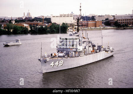 Un port bow view de l'océan dragueur USS (MSO IMPERMÉABLES 449) après le départ du bâtiment de la Washington Navy Yard. Imperméables (USS) MSO-449 Banque D'Images