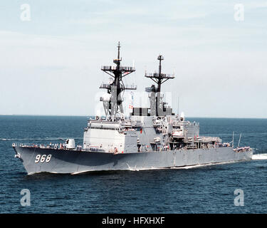 Un port bow view du destroyer USS ARTHUR W. RADFORD (DD-968) en cours à l'approche de Hampton Roads et Naval Station, Norfolk, VA. USS ARTHUR W. RADFORD (DD-968) en cours à l'approche de Hampton Roads Banque D'Images