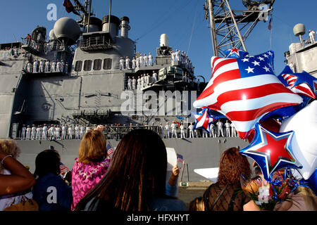 060109-N-9643K-007 Pearl Harbor, Hawaii (jan. 9, 2006) - Des membres de la famille d'attendre sur le quai comme l'croiseur lance-missiles USS (CG 65) de Chosin retourne à Pearl Harbor après un déploiement de six mois dans le cadre du groupe expéditionnaire Tarawa (ESG). Chosin déployés dans le golfe Persique à l'appui la guerre globale contre le terrorisme. U.S. Navy photo de journaliste en chef Joe Kane (libéré) US Navy 060109-N-9643K-007 Les membres de la famille d'attendre sur le quai comme l'croiseur lance-missiles USS (CG 65) de Chosin retourne Banque D'Images