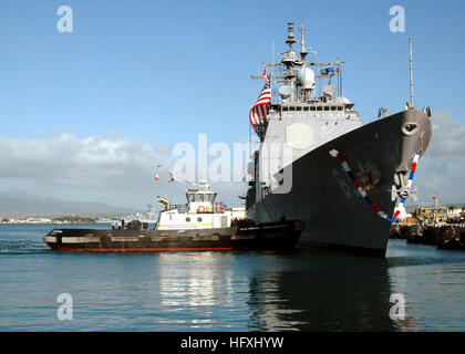 060109-N-3019M-003 Pearl Harbor, Hawaii (jan. 9, 2006) - Le croiseur lance-missiles USS (Chosin CG-65) prépare pour amarrer à Pearl Harbor, Hawaï, après son retour d'un déploiement de six mois dans le cadre du groupe expéditionnaire de Tarawa. Chosin déployés dans le golfe Persique à l'appui la guerre globale contre le terrorisme. Photo de la Marine américaine par le journaliste 2e classe C. Ryan McGinley (libéré) US Navy 060109-N-3019M-003 Le croiseur lance-missiles USS (Chosin CG-65) prépare pour amarrer à Pearl Harbor, Hawaii Banque D'Images