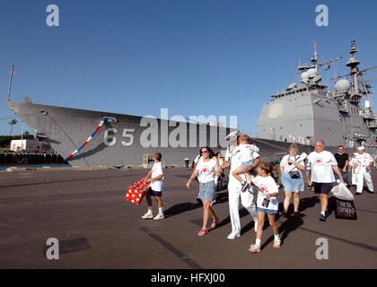 060109-N-3019M-009 Pearl Harbor, Hawaii (jan. 9, 2006) - Les Marins affectés au croiseur lance-missiles USS (Chosin CG 65), et des membres de leur famille quittent le quai après son retour d'un déploiement de six mois dans le cadre du groupe expéditionnaire Tarawa (ESG). Chosin déployés dans le golfe Persique à l'appui la guerre globale contre le terrorisme. Photo de la Marine américaine par le journaliste 2e classe C. Ryan McGinley (libéré) US Navy 060109-N-3019M-009 marins affectés au croiseur lance-missiles USS (Chosin CG 65), et des membres de leur famille quittent le quai Banque D'Images