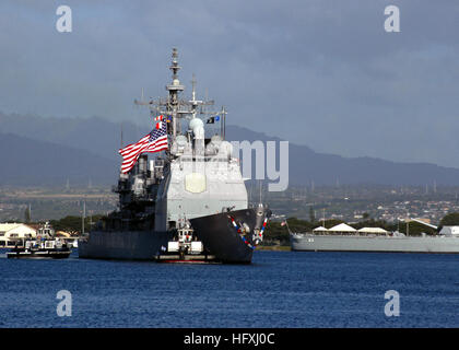 060109-N-4965F-004 Pearl Harbor, Hawaii (jan. 9, 2006) - Le croiseur lance-missiles USS (Chosin CG 65) se prépare à tirer du côté de la jetée à Pearl Harbor après son retour de déploiement de six mois dans le cadre du groupe expéditionnaire Tarawa (ESG). Chosin déployés dans le golfe Persique à l'appui la guerre globale contre le terrorisme. U.S. Navy photo by Photographer's Mate 1re classe James E. Foehl (USS) Parution (CG 65 Chosin) revenant d'un déploiement en 2006 Banque D'Images