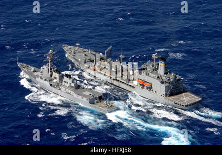 Tribord de l'antenne vue latérale montrant la marine américaine (USN) classe Arleigh Burke (IIA) Vol (destroyer lance-missiles Aegis), USS DECATUR (DDG 73) (gauche), la conduite de ravitaillement en mer avec les opérations militaires de la marine américaine Commande de transport maritime (CSM), Henry J. Kaiser Catégorie : huileur, USNS PECOS (T-AO 197), actuellement en cours dans l'océan Pacifique. USS DECATUR (DDG 73) ravitaille Banque D'Images