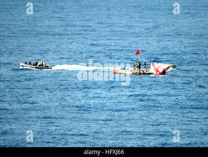 060114-N-8637R-003 est de l'Atlantique (janvier 1985). 14, 2006) - Une embarcation pneumatique à coque rigide (RHIB) à partir de la frégate USS Carr (FFG 52) aide un navire en détresse au large de la côte de la Sierra Leone, l'Afrique. Le navire a été repéré par surveillance de la sixième flotte navire de commandement et de contrôle USS Mount Whitney (LCC/JCC 20). Les deux navires se dirigeaient vers les eaux au large de la côte de Monrovia, Libéria pour commémorer l'inauguration de nouveau président Ellen Johnson Sirleaf, le 16 janvier. La petite embarcation, avec un équipage de 6 hommes, était en mer depuis 35 jours et a été sans moteur, l'alimentation, ou de l'eau. Dans un délai de deux Banque D'Images