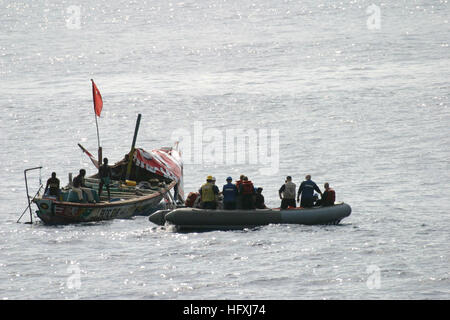 060115-N-8637R-005 de l'Océan Atlantique (jan. 14, 2006) - Une embarcation pneumatique à coque rigide (RHIB) à partir de la frégate USS Carr (FFG 52) aide un navire en détresse au large de la côte de la Sierra Leone, l'Afrique. Le navire a été repéré par surveillance de la sixième flotte navire de commandement et de contrôle USS Mount Whitney (LCC/JCC 20). Les deux navires se dirigeaient vers les eaux au large de la côte de Monrovia, Libéria pour commémorer l'inauguration de nouveau président Ellen Johnson Sirleaf, le 16 janvier. La petite embarcation, avec un équipage de 6 hommes, était en mer depuis 35 jours et a été sans moteur, l'alimentation, ou de l'eau. Dans un délai de deux hou Banque D'Images