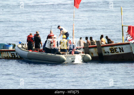 060115-N-8637R-004 de l'Océan Atlantique (jan. 14, 2006) - Une embarcation pneumatique à coque rigide (RHIB) à partir de la frégate USS Carr (FFG 52) aide un navire en détresse au large de la côte de la Sierra Leone, l'Afrique. Le navire a été repéré par surveillance de la sixième flotte navire de commandement et de contrôle USS Mount Whitney (LCC/JCC 20). Les deux navires se dirigeaient vers les eaux au large de la côte de Monrovia, Libéria pour commémorer l'inauguration de nouveau président Ellen Johnson Sirleaf, le 16 janvier. La petite embarcation, avec un équipage de 6 hommes, était en mer depuis 35 jours et a été sans moteur, l'alimentation, ou de l'eau. Dans un délai de deux hou Banque D'Images