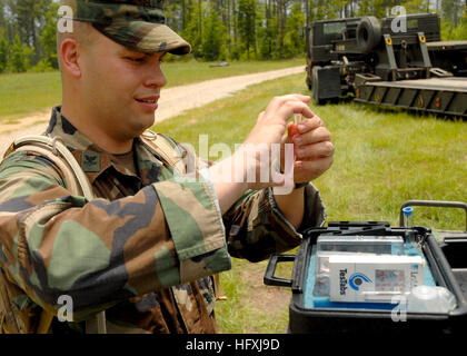 070609-N-0553R-007 CAMP SHELBY, Mississippi (9 juin 2007) - Hôpital Corpsman 2e classe Donald McAllister, de la construction navale (bataillon Mobile NMCB) 1, effectue un test de potabilité de l'eau quotidienne pendant un camp de base se lever. NMCB-1 se prépare à mener l'opération chaleur du désert, un exercice qui permettra d'évaluer les capacités de construction de réserve du bataillon. U.S. Navy photo by Mass Communication Specialist 2e classe Ja'lon A. Monsieur connard (libéré) US Navy 070609-N-0553R-007 Hospital Corpsman 2e classe Donald McAllister, de la construction navale (bataillon Mobile NMCB) 1, procède à une consommation quotidienne d'eau p Banque D'Images