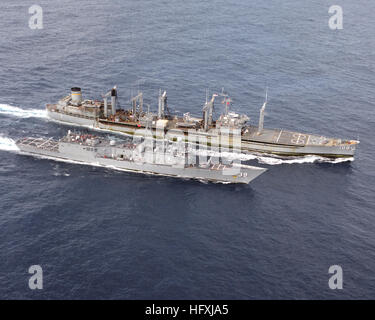 Un avant tribord vue de la flotte oiler USNS PAWCATUCK (T-AO-108) qui mènent des opérations de réapprovisionnement en cours avec la frégate lance-missiles USS Doyle (FFG-39) à l'équateur. L'USNS Pawcatuck (T-AO-108), USS Doyle (FFG-39) 1990 Banque D'Images