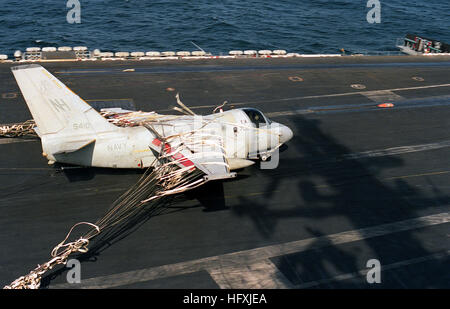 Un Air-Anti-marine 29 Escadron (VS-29) S-3A Viking avion est arrêté par l'écrasement barricade et un fil sur le pont d'envol du porte-avions à propulsion nucléaire USS ABRAHAM LINCOLN (CVN-72). L'avion a été incapable de faire une arrestation en raison de la reprise normale d'atterrissage endommagés. Voir la sixième d'une série de dix. US Navy DN-SC-93-04872 S-3A Viking atterrissage d'urgence d'USS ABRAHAM LINCOLN (CVN-72) Banque D'Images