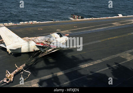 Un Air-Anti-marine 29 Escadron (VS-29) S-3A Viking avion est arrêté par l'écrasement barricade et un fil sur le pont d'envol du porte-avions à propulsion nucléaire USS ABRAHAM LINCOLN (CVN-72). L'avion a été incapable de faire une arrestation en raison de la reprise normale d'atterrissage endommagés. Voir la septième d'une série de dix. US Navy DN-SC-93-04873 S-3A Viking atterrissage d'urgence d'USS ABRAHAM LINCOLN (CVN-72) Banque D'Images