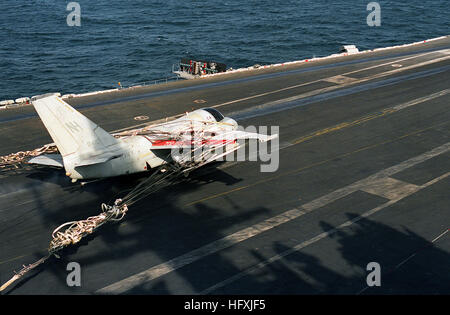 Un Air-Anti-marine 29 Escadron (VS-29) S-3A Viking avion est arrêté par l'écrasement barricade et un fil sur le pont d'envol du porte-avions à propulsion nucléaire USS ABRAHAM LINCOLN (CVN-72). L'avion a été incapable de faire une arrestation en raison de la reprise normale d'atterrissage endommagés. Voir la huitième d'une série de dix. US Navy DN-SC-93-04874 S-3A Viking atterrissage d'urgence d'USS ABRAHAM LINCOLN (CVN-72) Banque D'Images